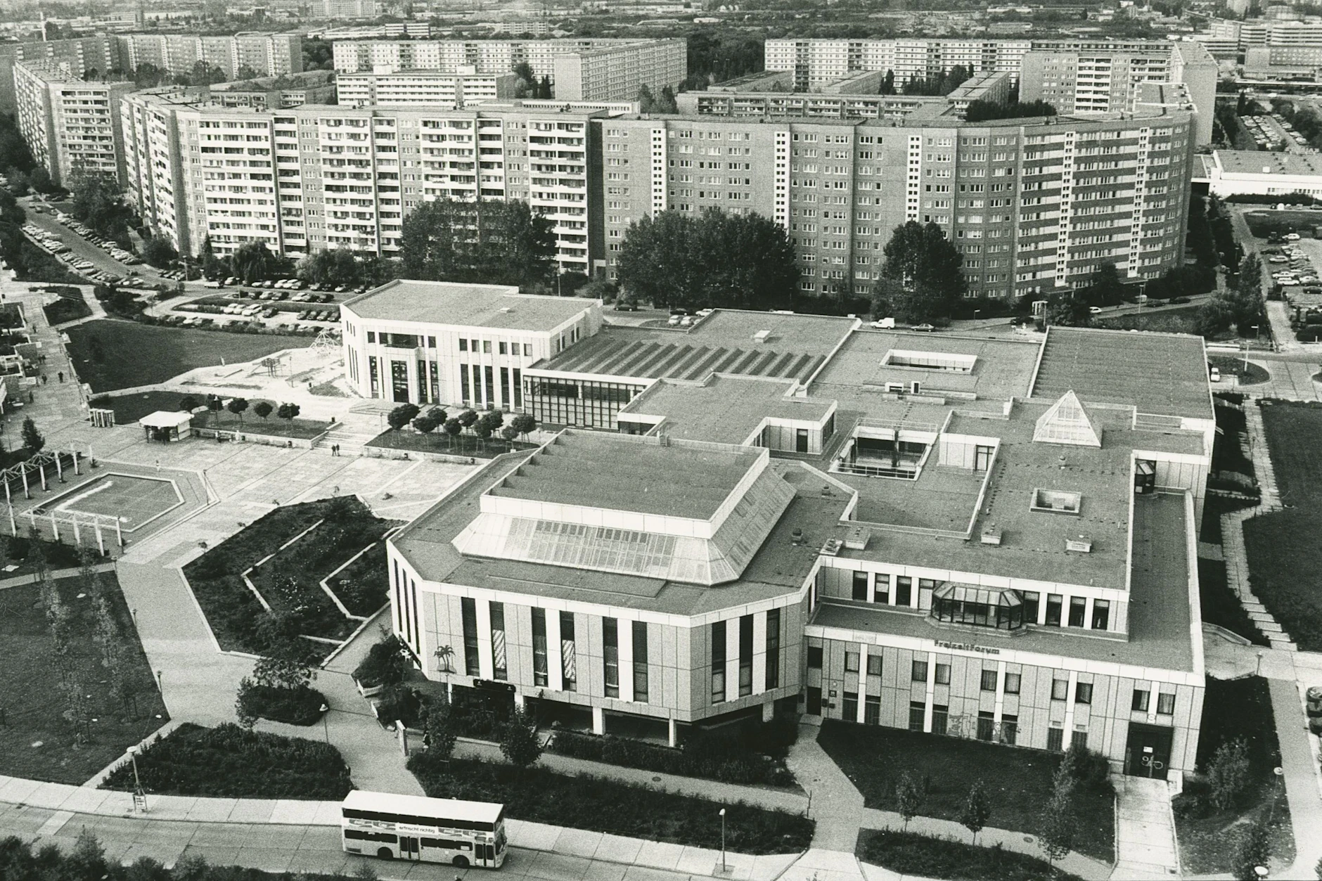 Das Freizeitforum Marzahn wurde vor der Wende konzipiert und 1991 eröffnet.
