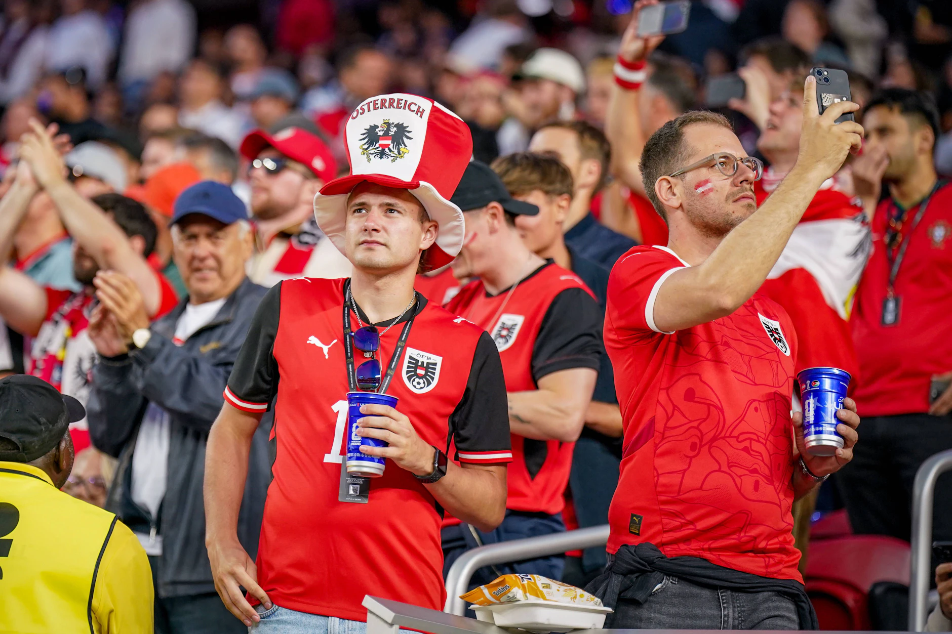 Fans aus Österreich auf der Tribüne. Die Getränkepreise in den USA trüben die Fußball-Begeisterung.