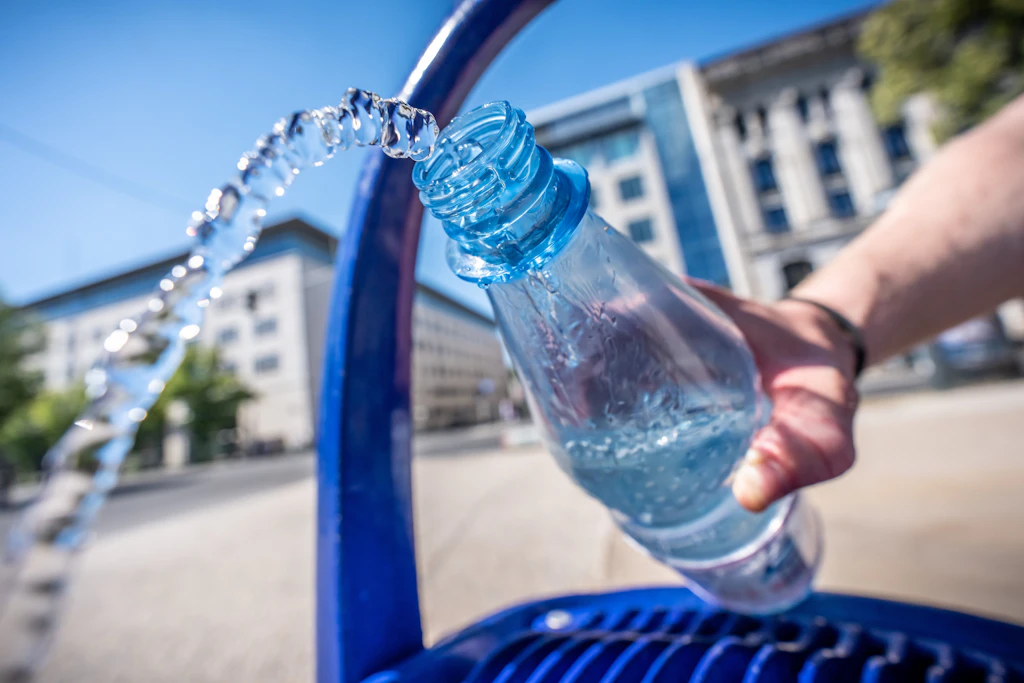 Viel trinken, oft pausieren: Bei Temperaturen um 40 Grad sollten Autofahrer ihren Kreislauf nicht überfordern.