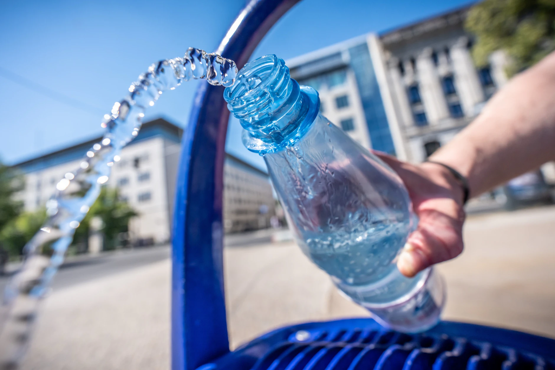 Trinken ist wichtig: Ein Mann füllt seine Wasserflasche an einem öffentlichen Wasserspender in Berlin.