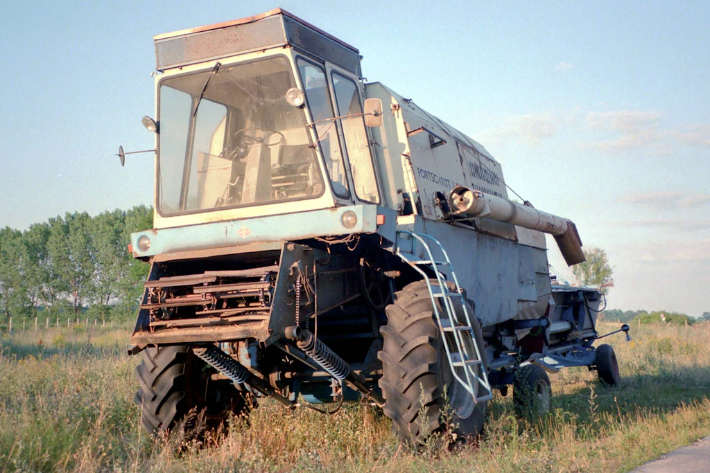 Ein Mähdrescher der Marke Fortschritt E 512 fährt heute noch im Havelland und leistet einigen Bauern viel Hilfe.