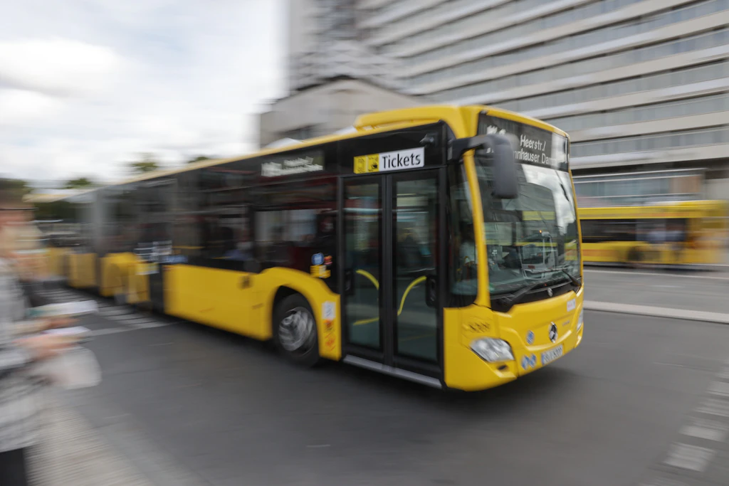 Wegen Blickkontakt mit Ehefrau: Mann versprüht Reizgas in Berliner Linienbus