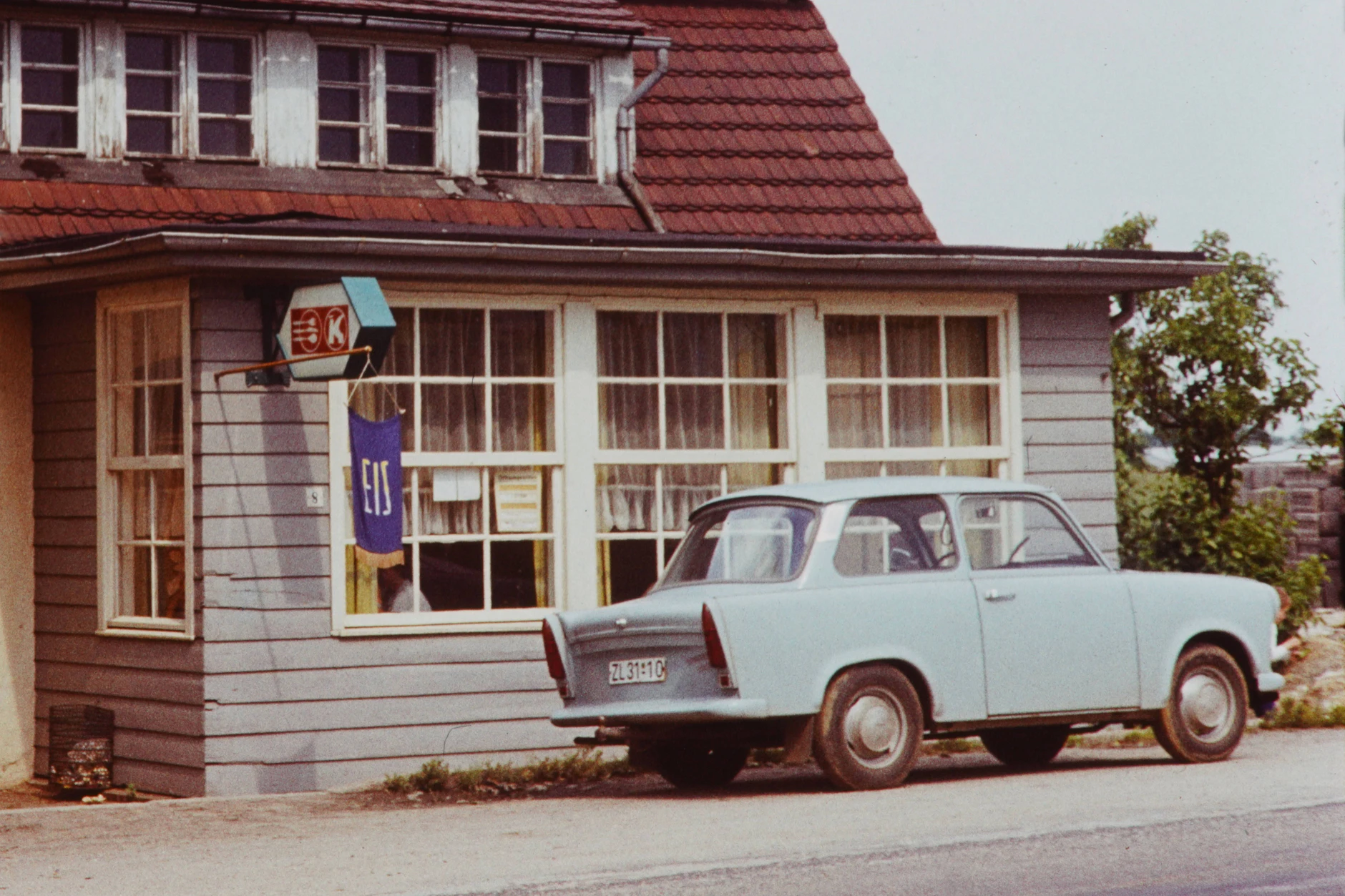 Ein Trabant steht im Sommer 1976 vor einer Eisdiele in Berlin.