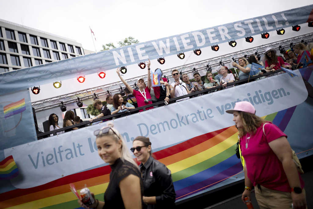 Christopher Street Day in Berlin unter dem Motto „Vielfalt leben – Demokratie verteidigen“: Allerdings scheint der „Vielfaltsbegriff“ beim Vorstand des Berliner CSD recht eingeschränkt.
