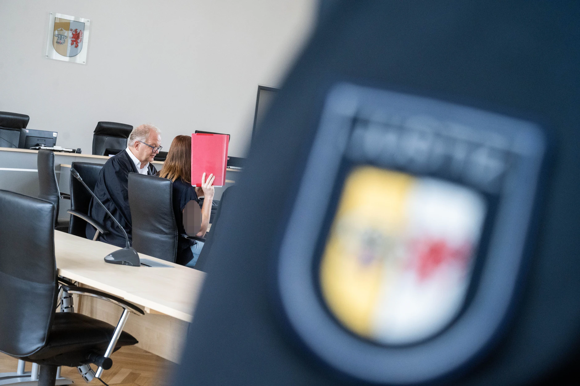 Die Angeklagte Gina H. im Fall Fabian aus Güstrow vor Gericht. Ihr wird vorgeworfen, den acht Jahre alten Jungen getötet zu haben.