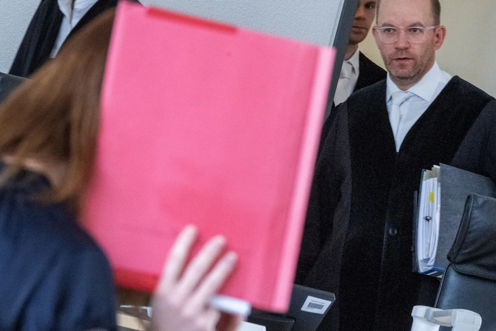 Der Vorsitzende Richter Holger Schütt und die Angeklagte bei einer Verhandlung im Mordprozess Fabian im Saal des Landgerichts Rostock.
