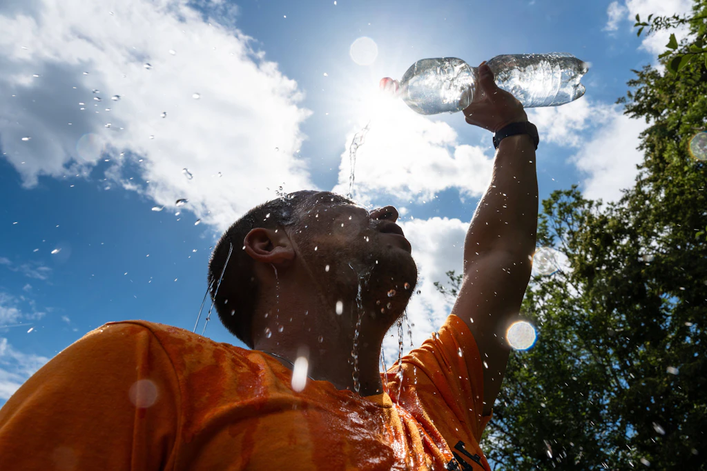 Regelmäßige Abkühlung und viel Wasser werden wichtig: Im Osten erreichen die Temperaturen bis zu 36 Grad am Freitag und Samstag.