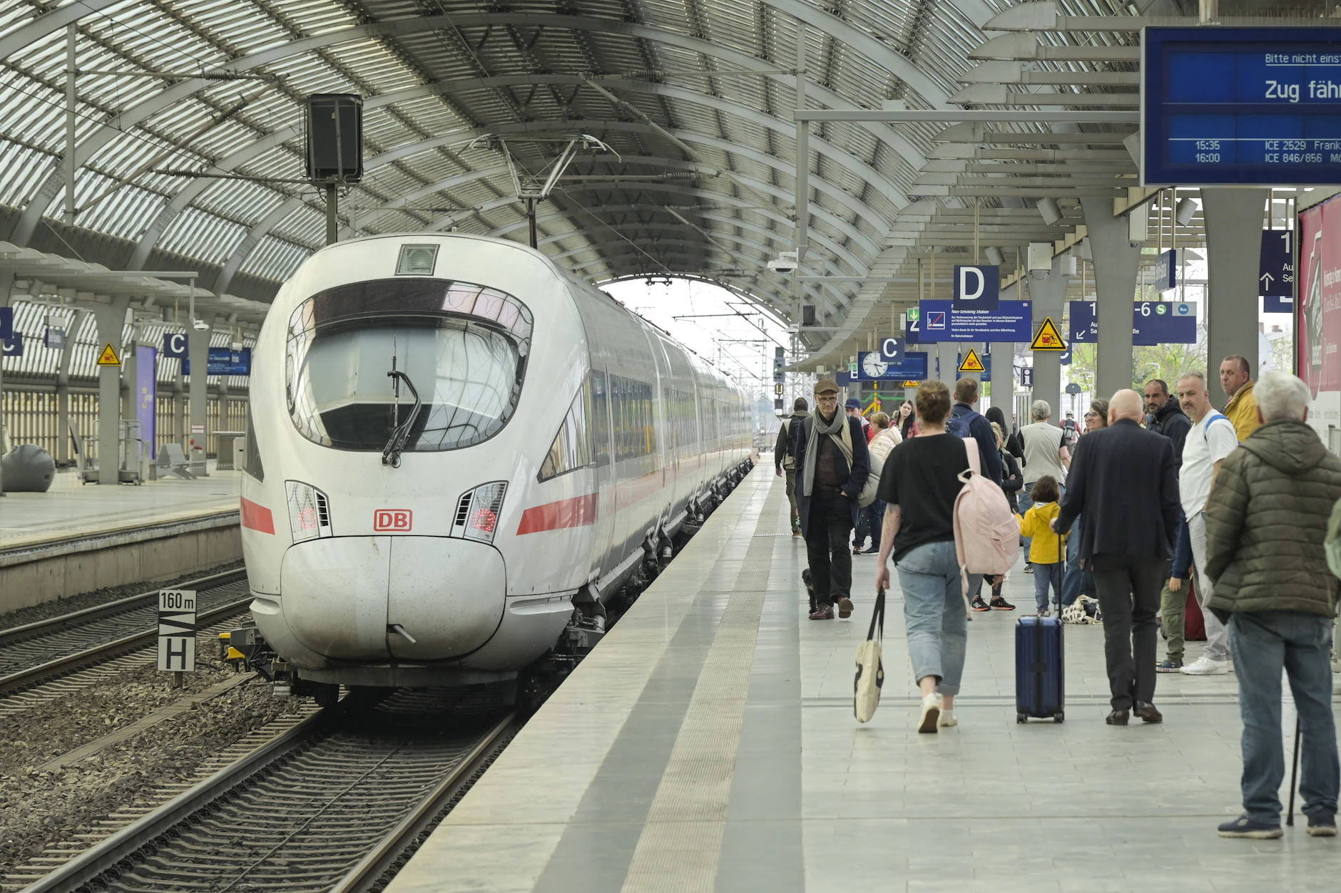 Bahnhof Spandau. Schon in der ersten Phase (Oktober bis Dezember 2026) wird der Abschnitt <strong>Fallersleben</strong> bis <strong>Berlin-Spandau</strong> komplett gesperrt.