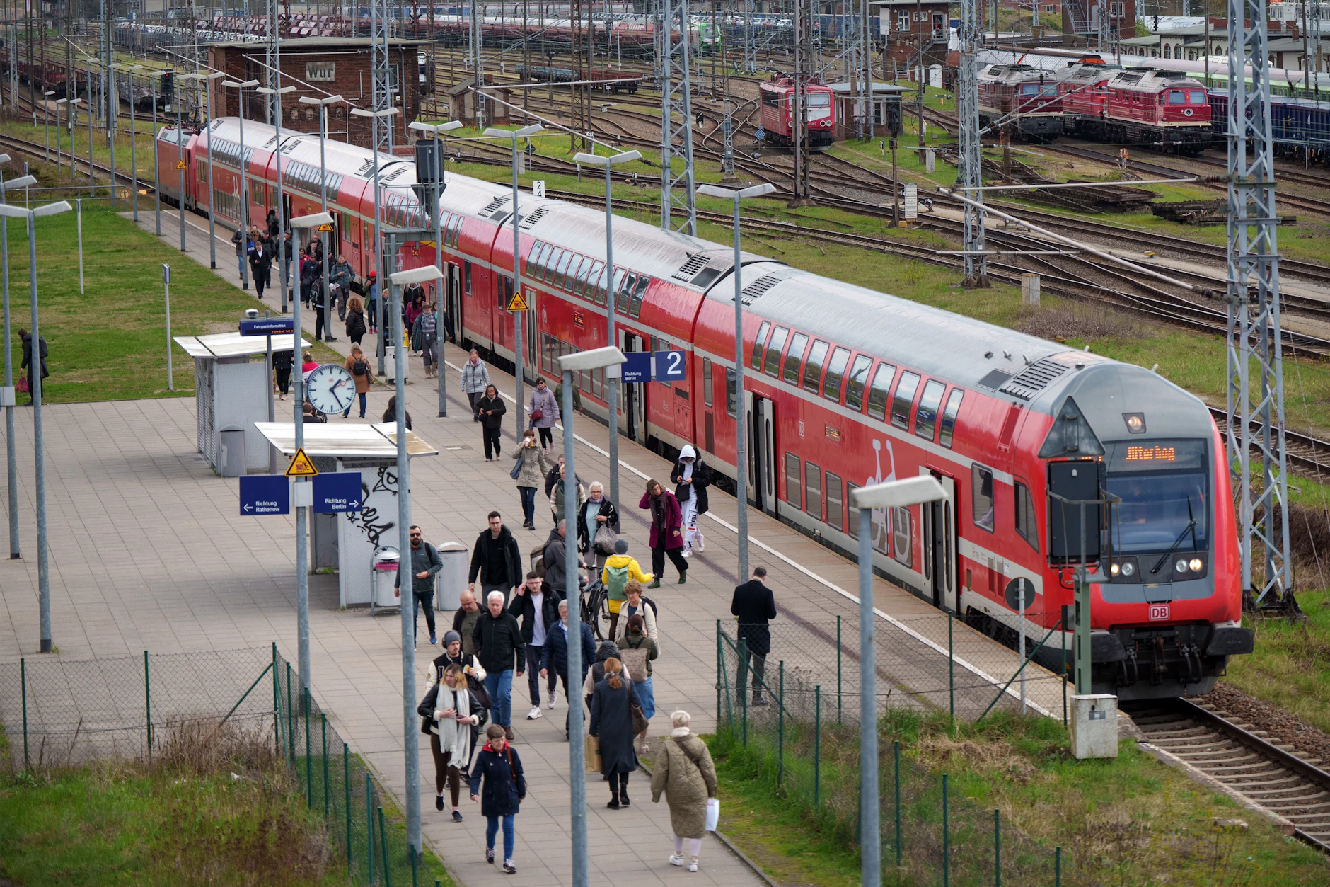 Auch der Regionalzug RE4 ist von Umleitungen und Ausfällen betroffen. (Symbolbild)