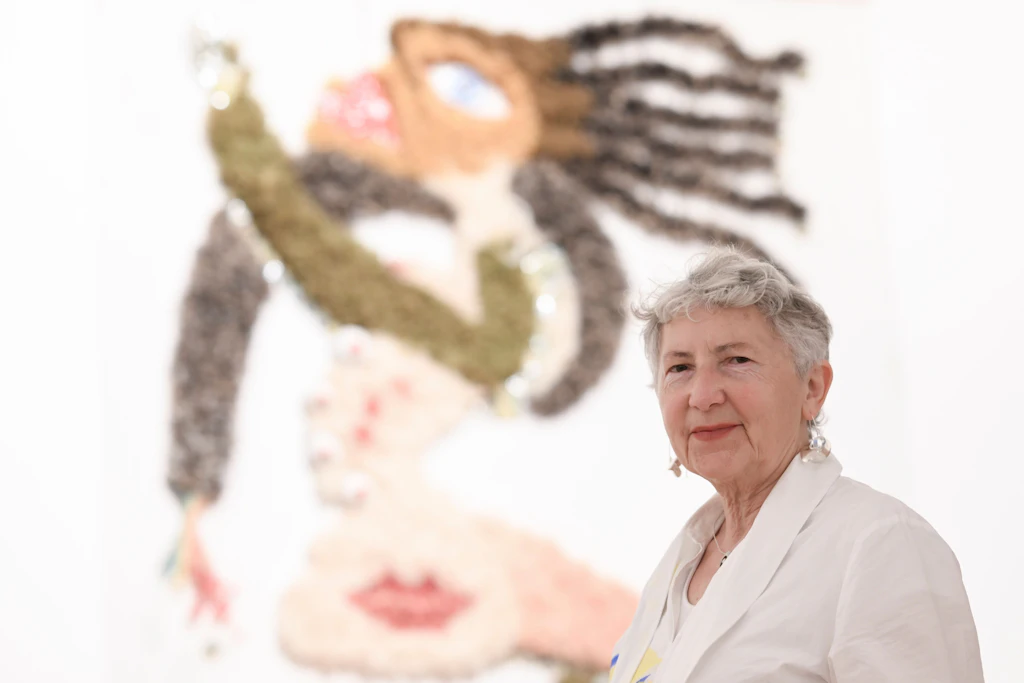 Gabriele Stötzer im Berliner Gropius Bau vor ihrem Relief-Wandbild „Undine kommt“, 2026
