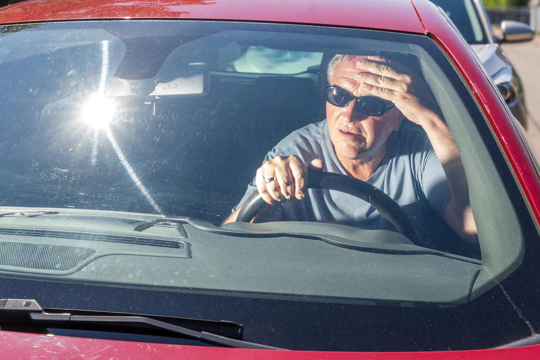 Die Sommersonne heizt das Innere des Autos schnell auf, in wenigen Minuten können über 40 Grad erreicht werden. Gefährlich für die Insassen.