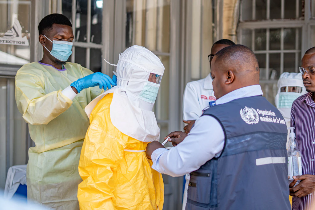 Mitarbeiter der Weltgesundheitsorganisation (WHO) und medizinisches Personal bereiten auf den Einsatz gegen den Ebola-Ausbruch vor.