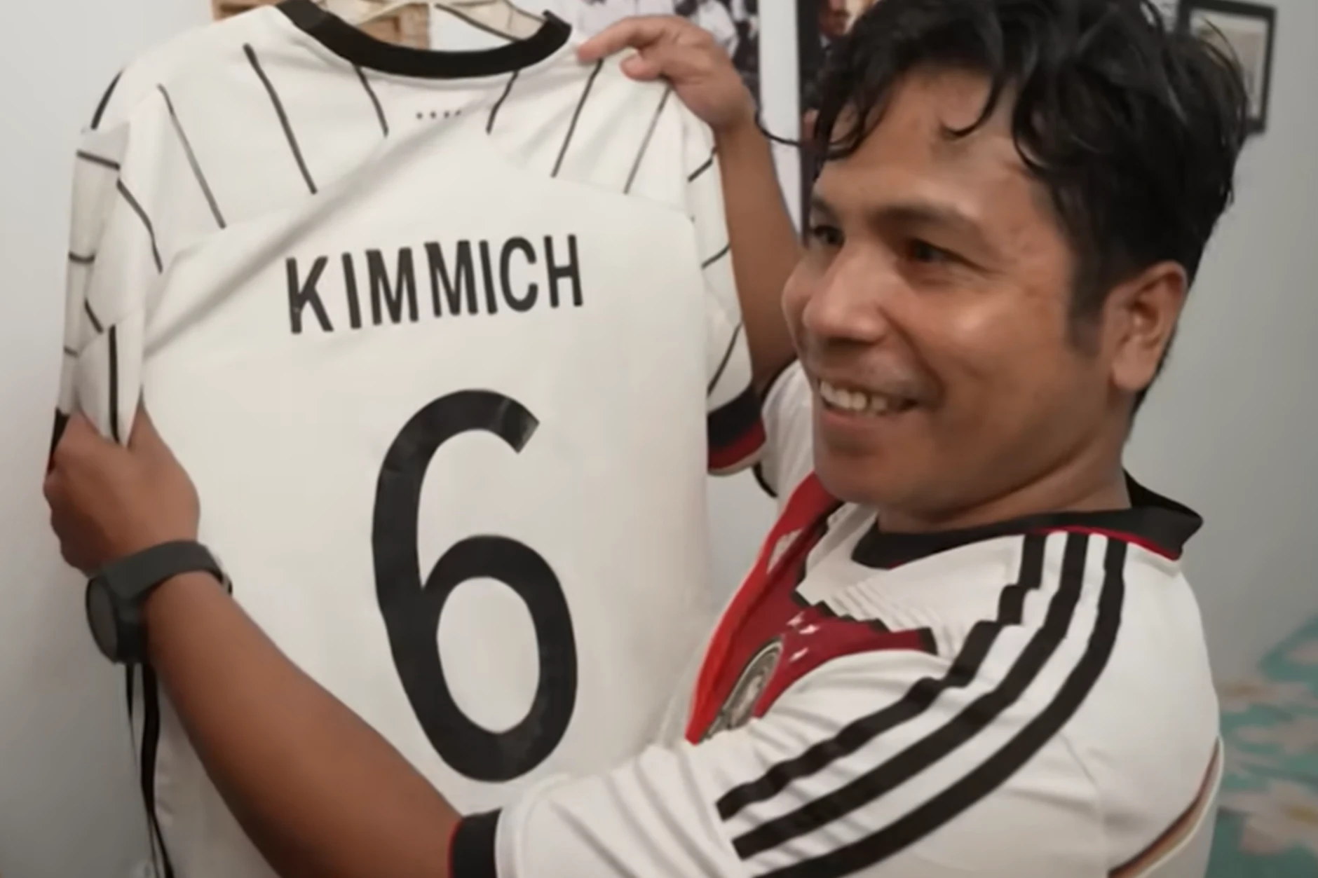 Auf der Molukken-Insel Ambon gibt es die treuesten Fans der DFB-Elf. Fan Alwi sammelt seit Jahren Trikots und ist der Boss vom Fan-Klub Panzer.