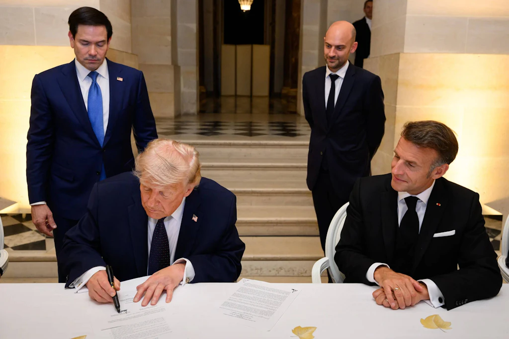 Versailles am Mittwoch: US-Präsident Donald Trump unterzeichnet das vorläufige 14-Punkte-Abkommen mit dem Iran.