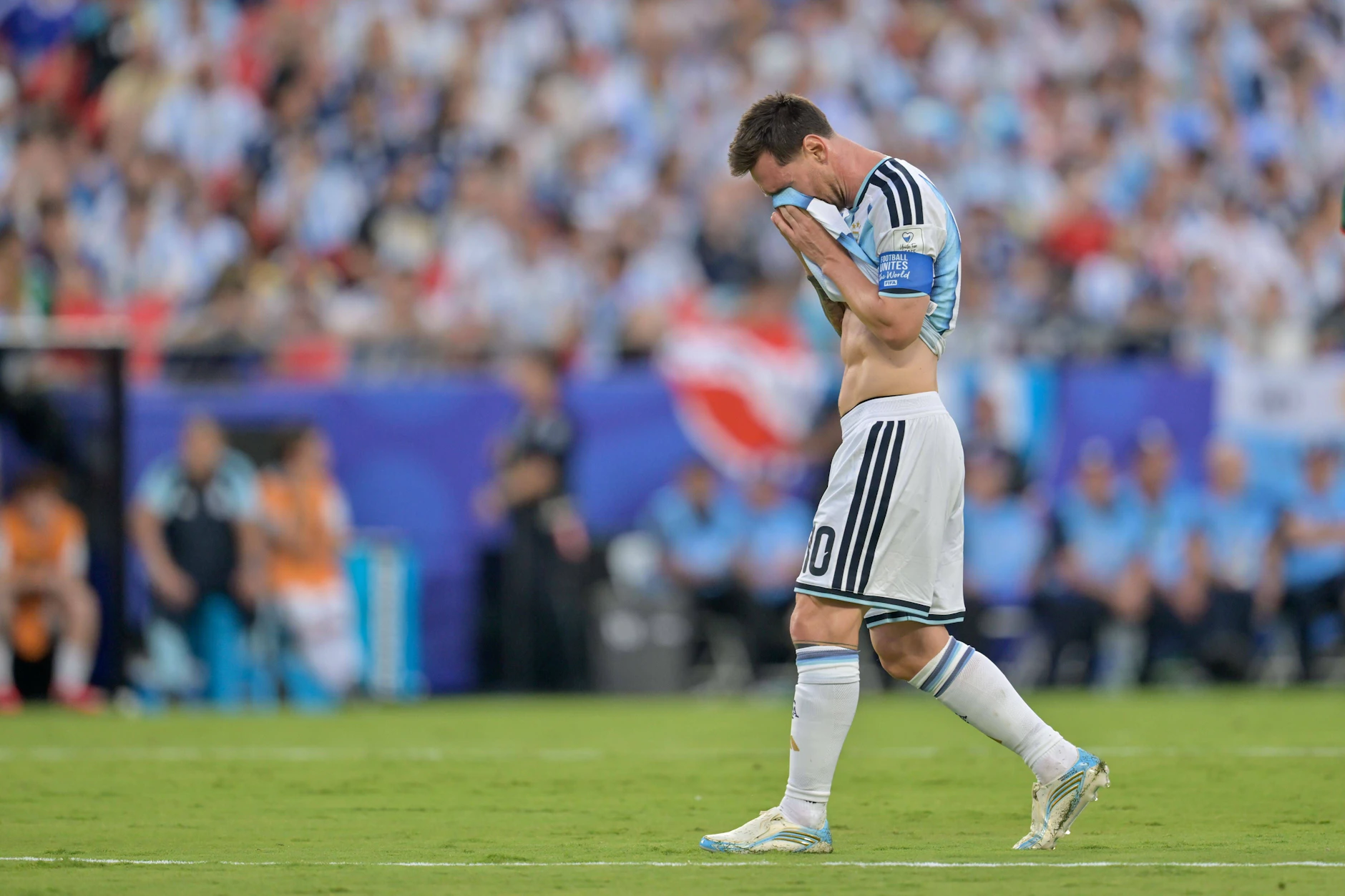 Lionel Messi weinte nach seinem ersten Tor beim 3:0 Argentiniens gegen Algerien. Danach gingen die Spekulationen los..