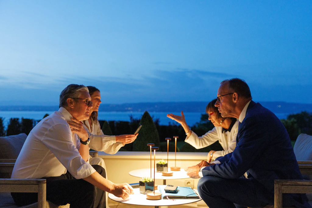 Victoria und Keir Starmer beim abendlichen Plausch mit Charlotte und Friedrich Merz am Rande des G7-Gipfels