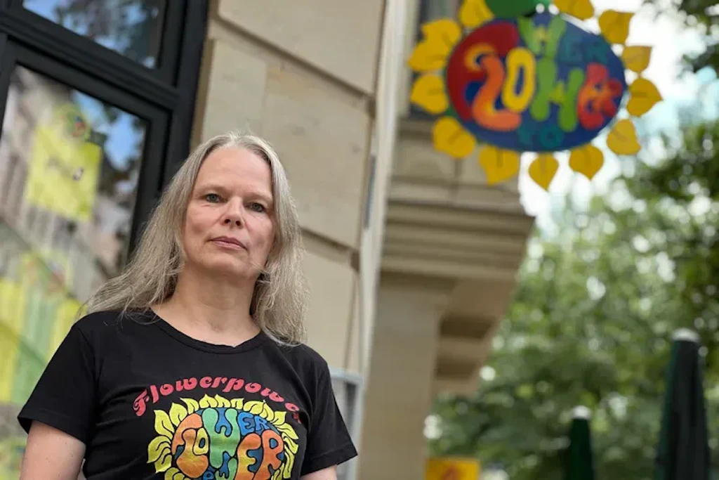 Janet Knoll ist seit 20 Jahren die Betreiberin der Kultkneipe „Flowerpower“ am Hasselbachplatz in Magdeburg.
