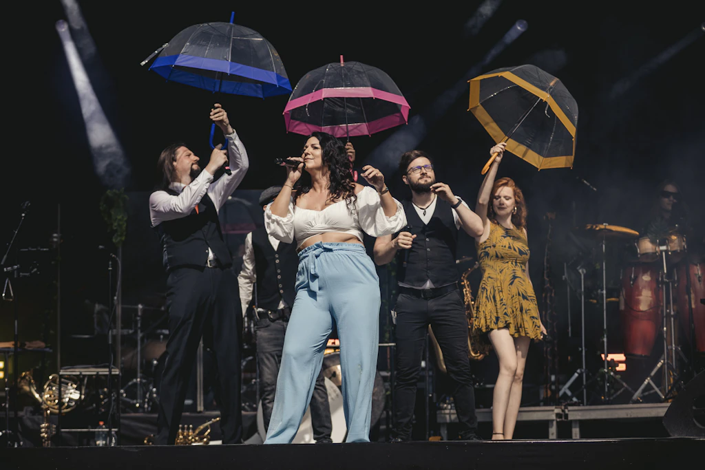 Ventura-Fox-Sängerin Antje Reich beim Disney-Konzert – einem der kreativsten Projekte der Band, bei dem sie gemeinsam mit weiteren Künstlern der Region auf der Bühne stehen.