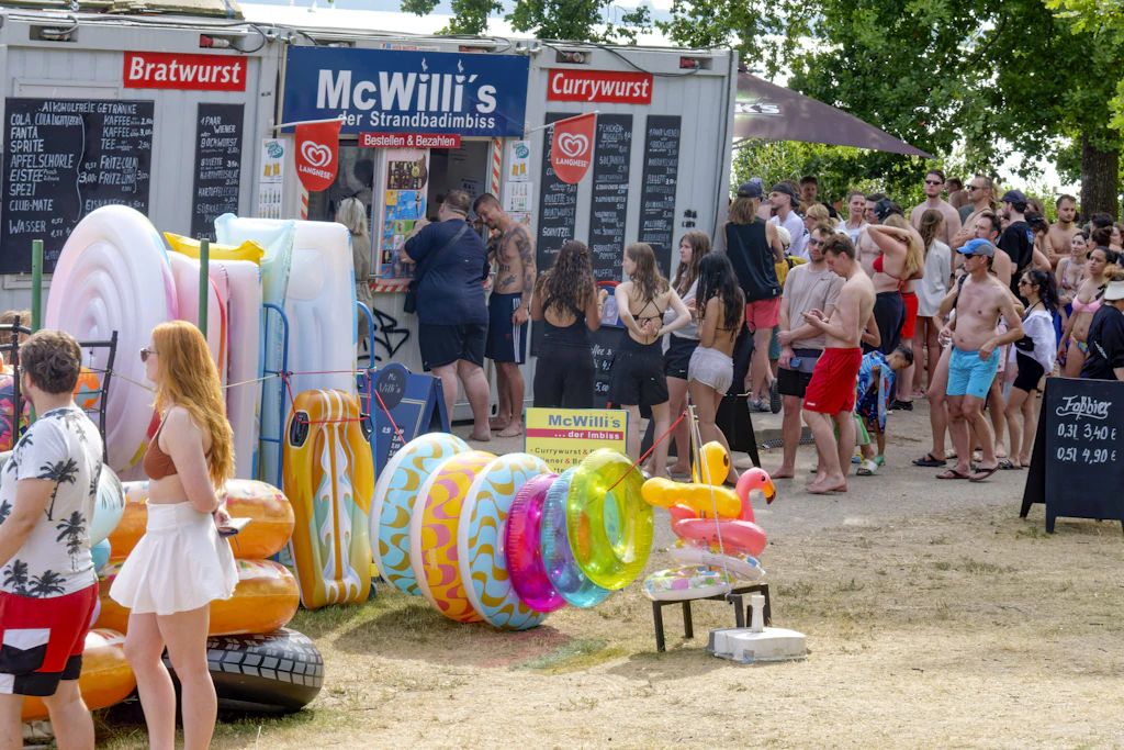 <a href="https://www.berliner-kurier.de/wetter/horror-hitze-rollt-auf-uns-zu-wetter-jetzt-auch-in-berlin-die-hoelle-li.10038513">Vorsicht und Rücksichtnahme ist an Sommertagen</a> besonders wichtig.