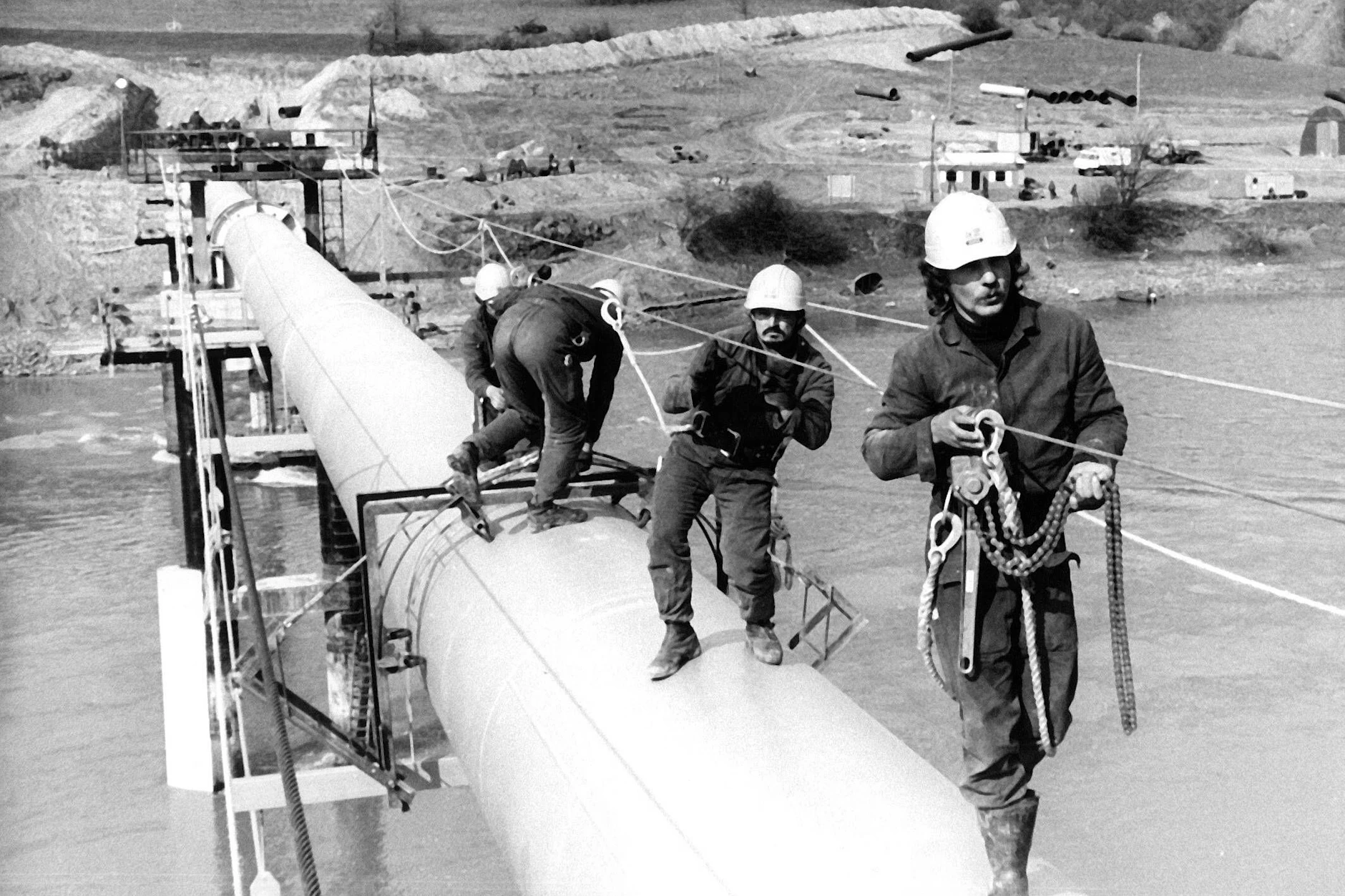 Monteure der VEB Industriemontage während der Montage der Erdgasleitung Druschba bei Iwano Frankowsk (1976). Arbeiter, die in der Sowjetunion beim Trassenbau eingesetzt wurden, konnten auch über Genex einkaufen.