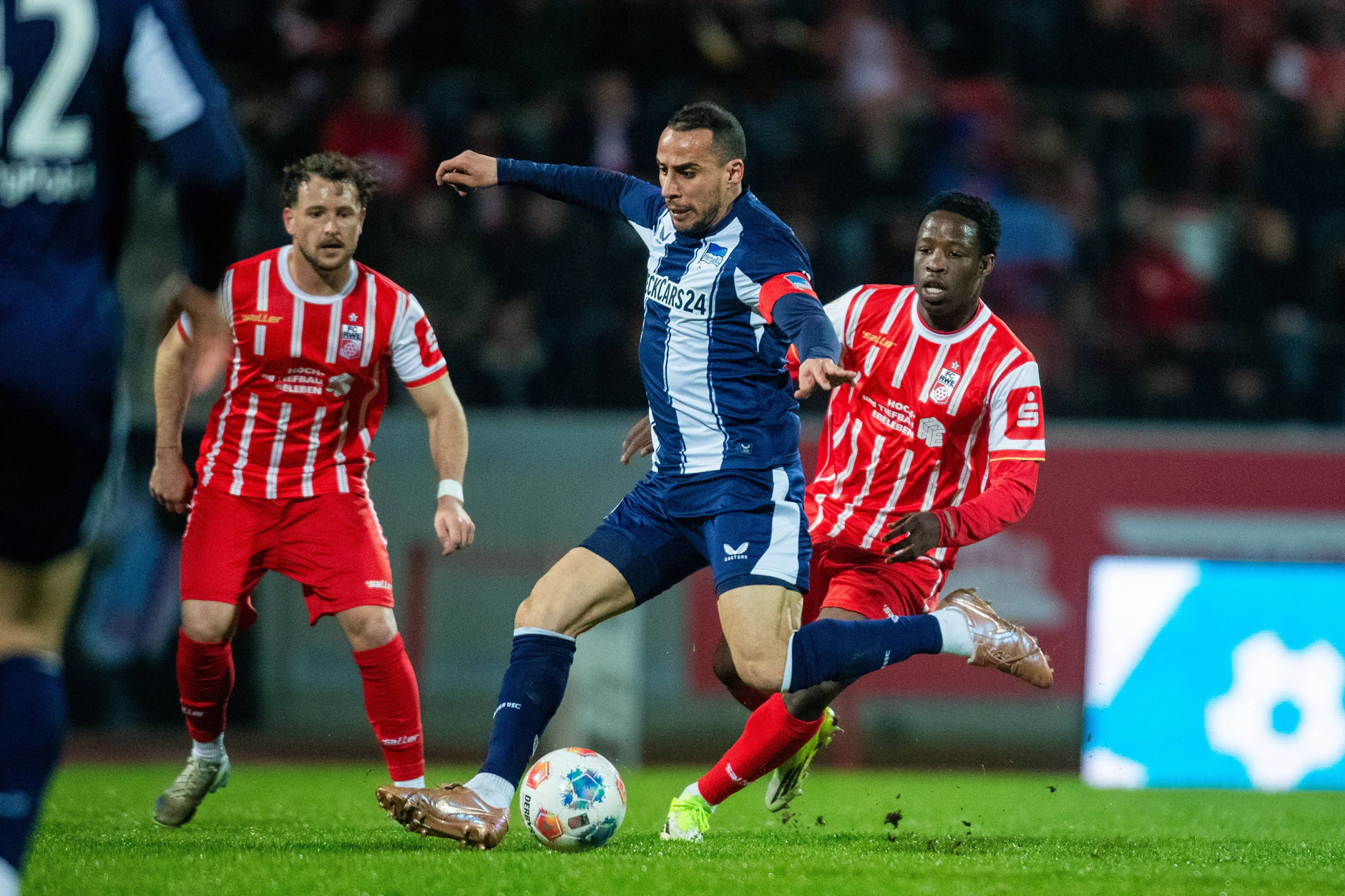 Ex-Profi Änis Ben-Hatira spielt mit 37 Jahre noch immer in der Regionalliga und soll seine Erfahrung den jungen Hertha-Spielern weitergeben.