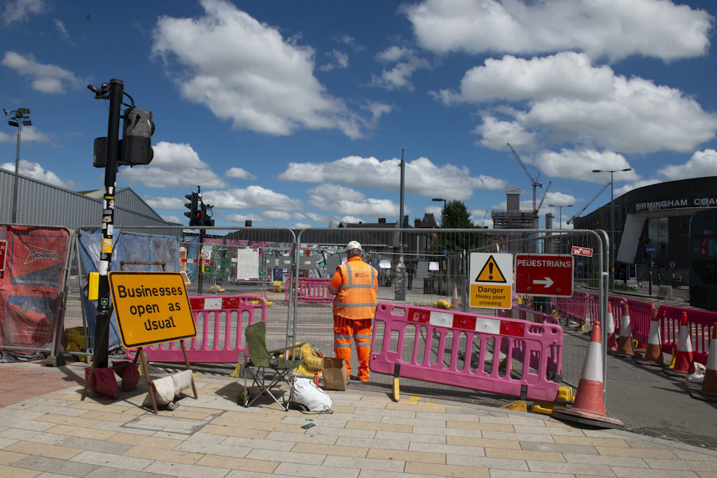 In der Innenstadt von Birmingham reiht sich eine Baustelle an die andere. Auf einer von ihnen arbeitet Rajesh Patel.