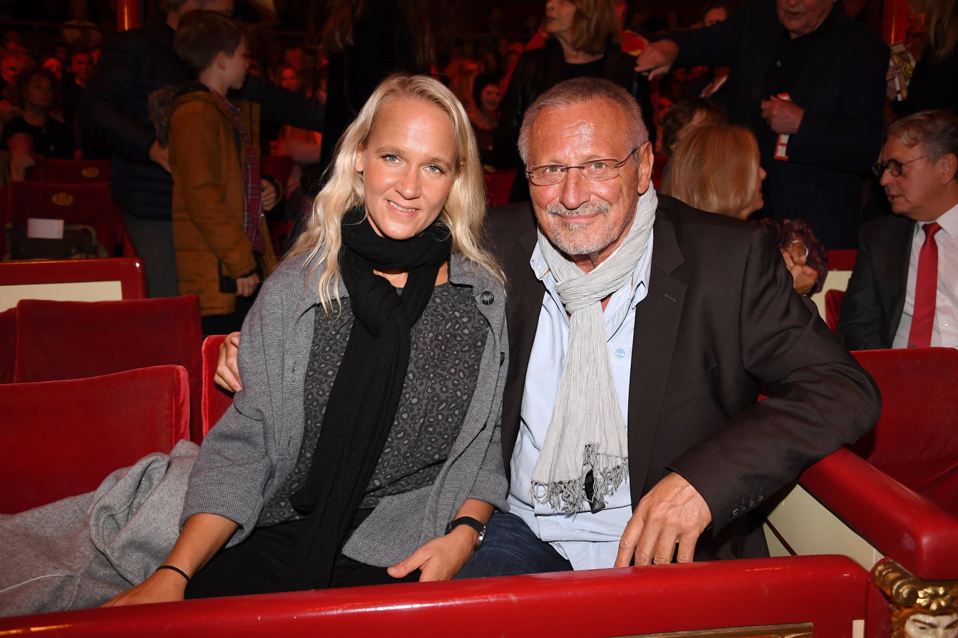 Oktober 2017: Seit vielen Jahren ist Wecker mit seiner Ehefrau Annik verheiratet. Das Paar hat gemeinsame Kinder. Sie ist 27 Jahre jünger als ihr Ehemann.