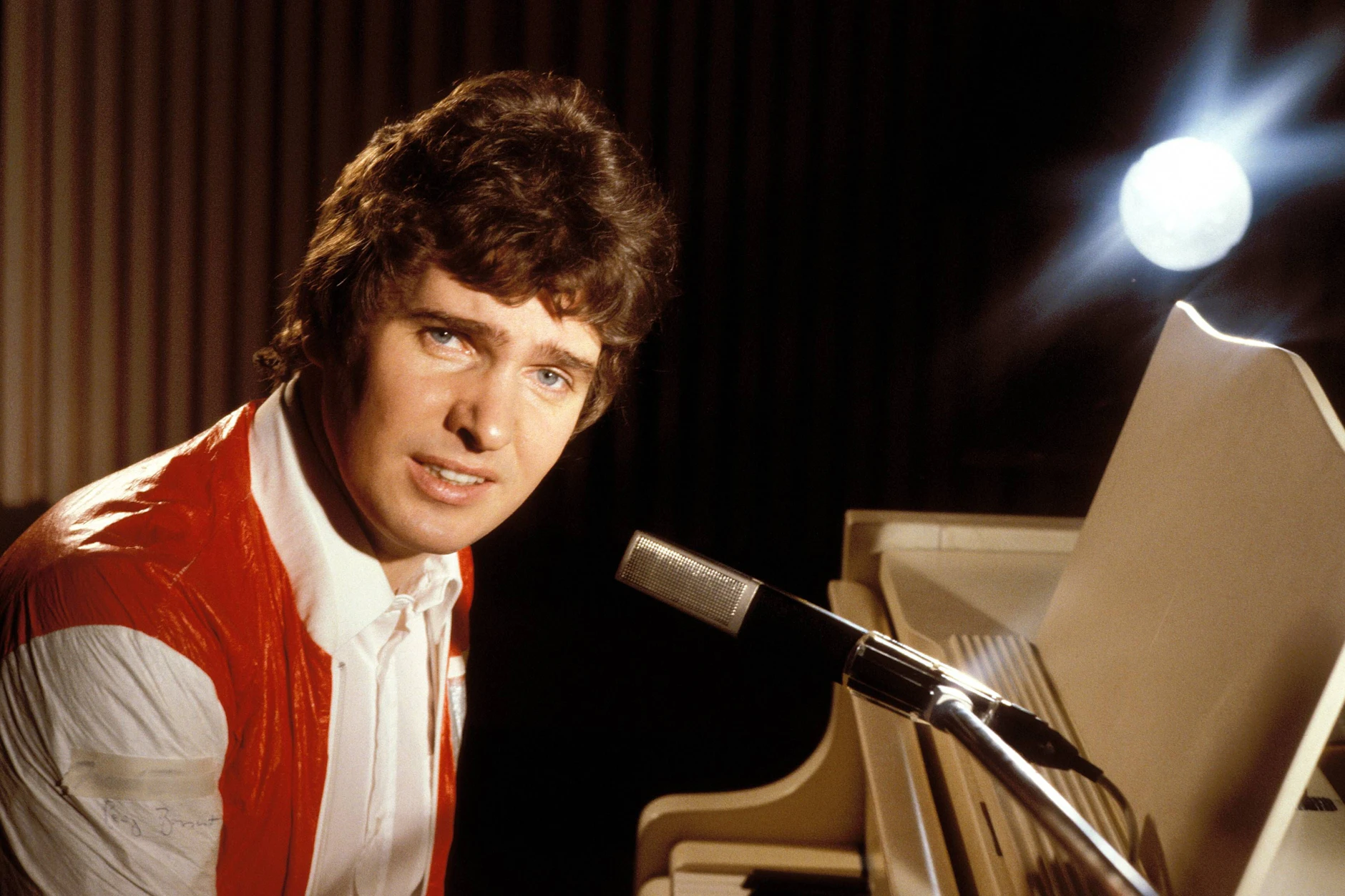 Frank Schöbel war einer der großen Stars in der DDR. Dass Menschen sich im Osten wegen ihres Lebens in der DDR verteidigen müssen, macht ihn wütend.