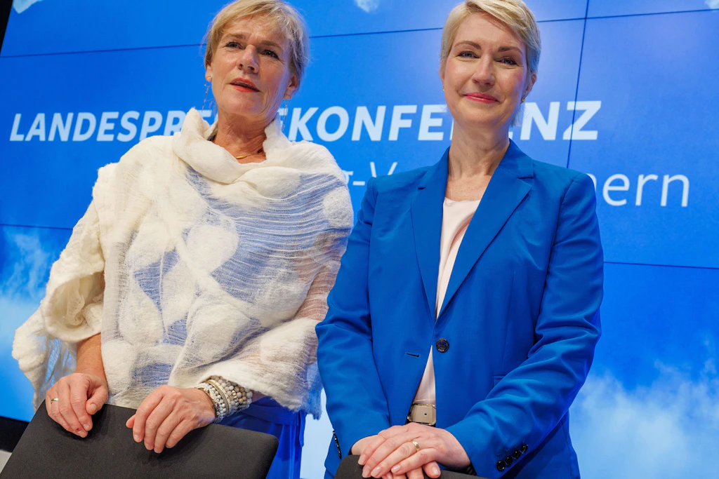 Mecklenburg-Vorpommerns Ministerpräsidentin Manuela Schwesig (SPD) sowie Vize-Ministerpräsidentin und Bildungsministerin Simone Oldenburg (Die Linke) haben drei Monate vor der Landtagswahl die Regierungsbilanz vorgestellt.