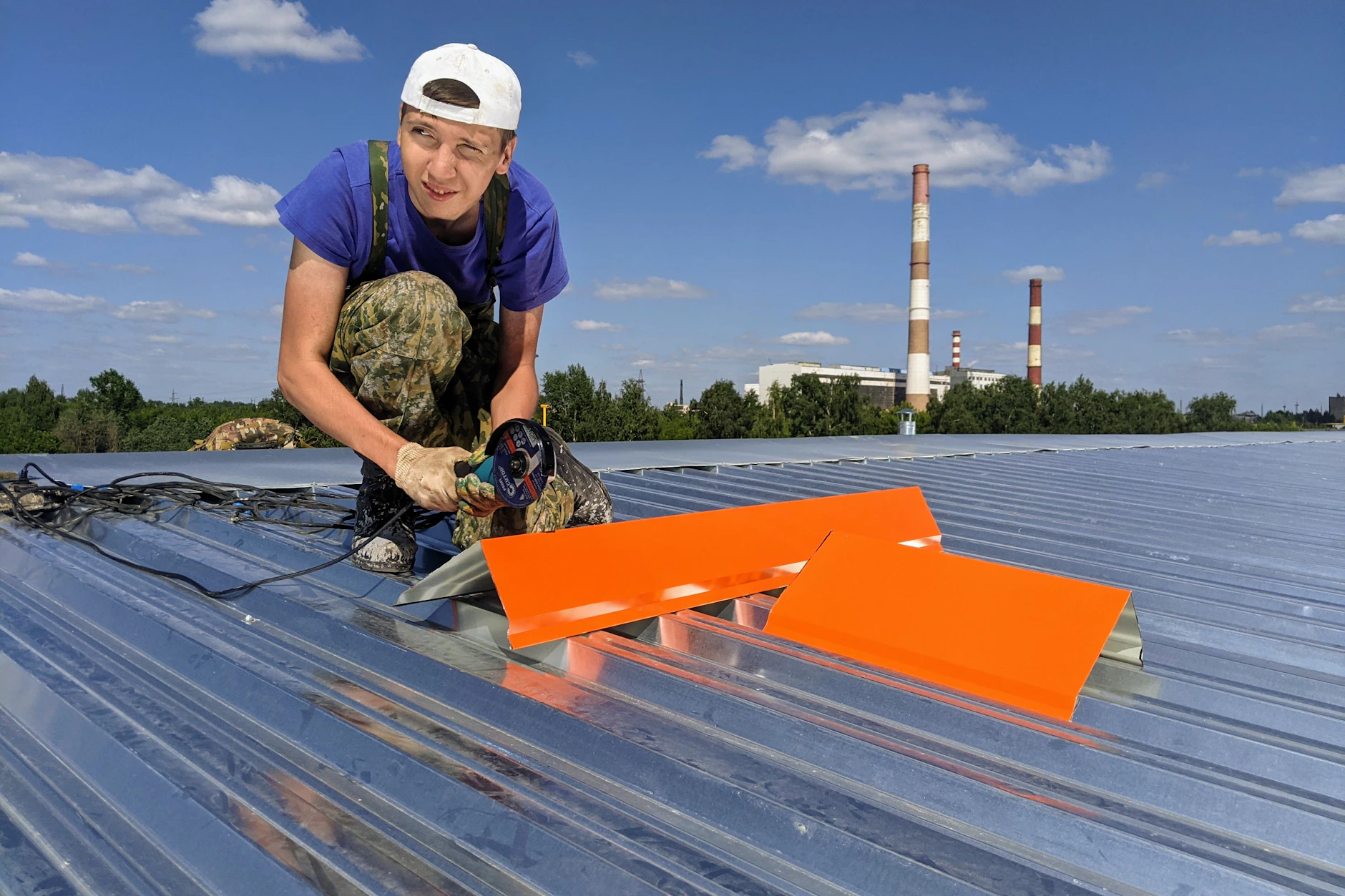 Wer bei Hitze im Freien arbeiten muss: Unbedingt häufiger Pausen im Schatten einlegen und viel trinken.