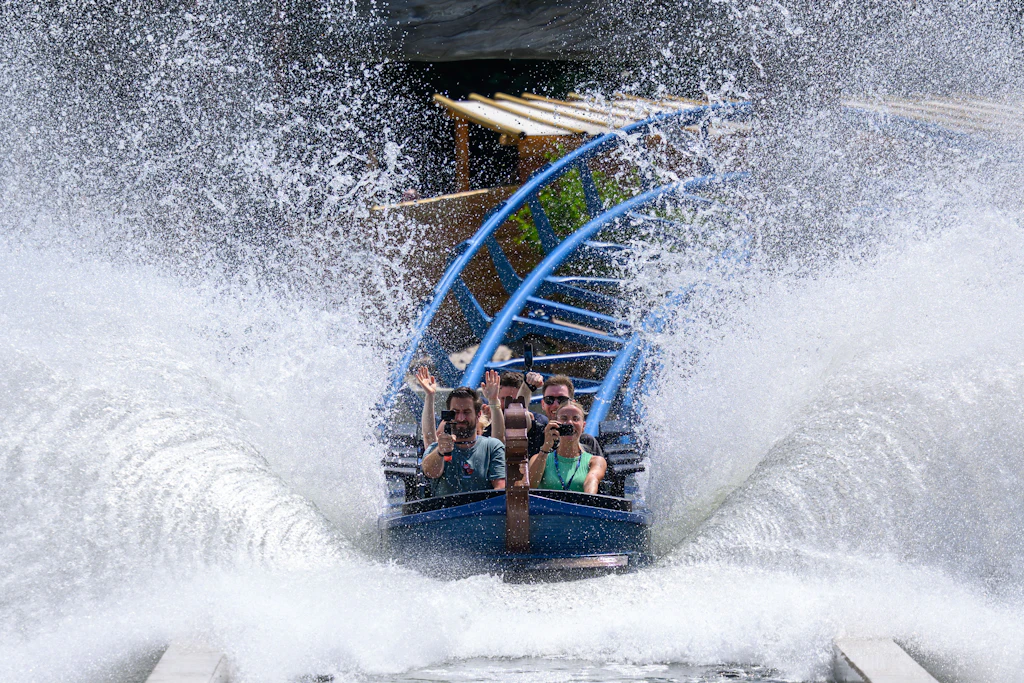 Wie bei einer Wasserbahn brettert auch die Wasserachterbahn „Donnervind“ ins Wasser, doch dann beschleunigt sie plötzlich wieder und schmeißt sich in die nächsten Kurven.