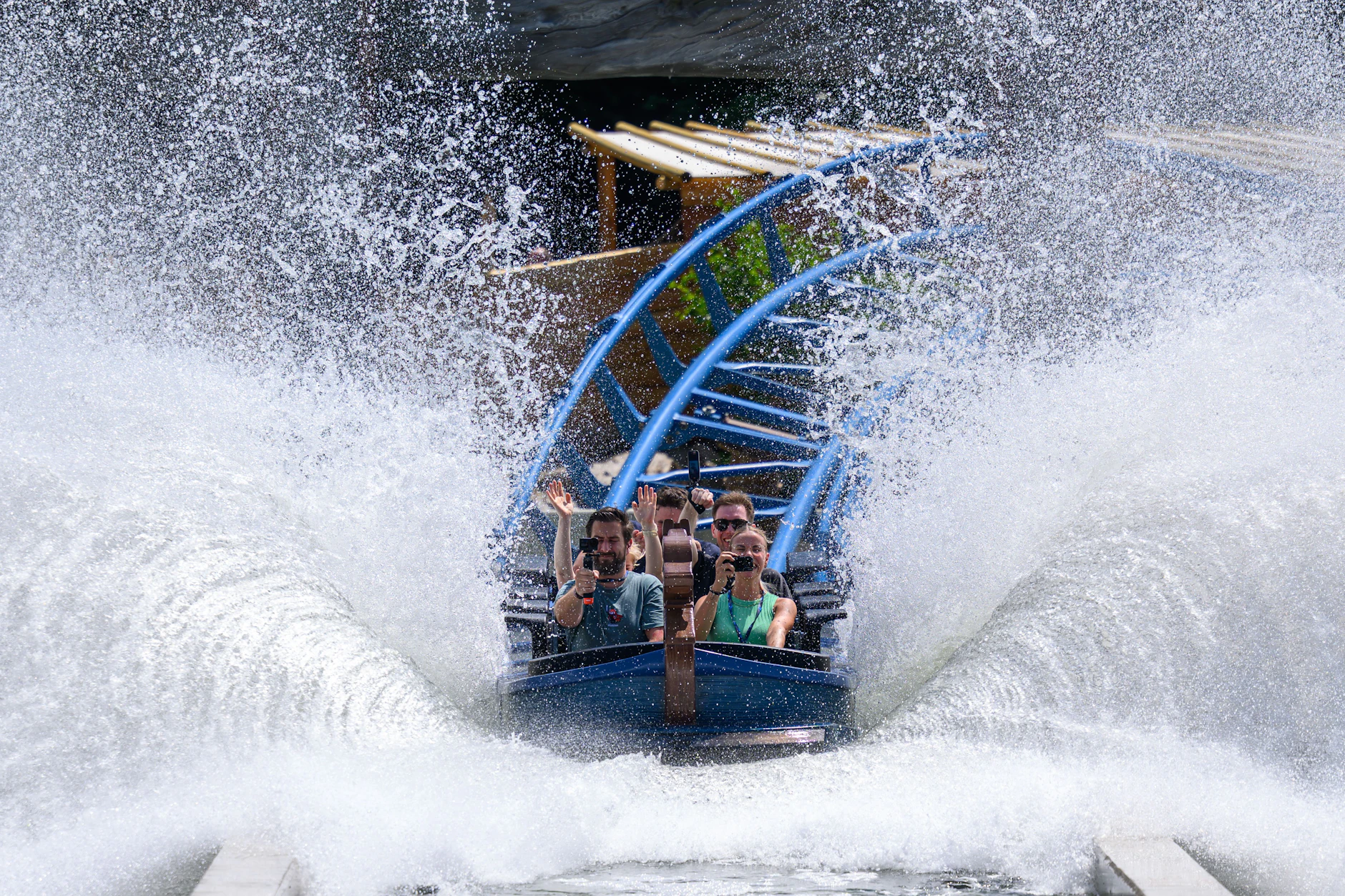Wie bei einer Wasserbahn brettert auch die Wasserachterbahn „Donnervind“ ins Wasser, doch dann beschleunigt sie plötzlich wieder und schmeißt sich in die nächsten Kurven.
