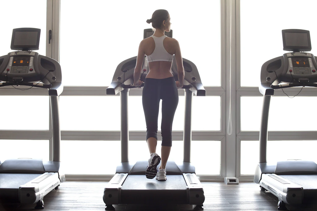 Eine Frau beim Joggen auf einem Laufband. Die Frage, ob Transfrauen Mitglieder in Frauen-Fitnessstudios werden können, ist Gegenstand gesellschaftlicher und rechtlicher Debatten.