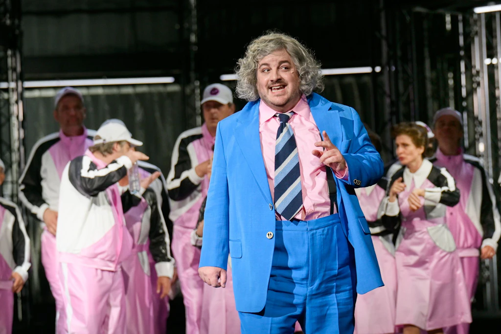 „Zar und Zimmermann“ von Albert Lortzing in der Deutschen Oper, in der Mitte: Patrick Zielke als van Bett