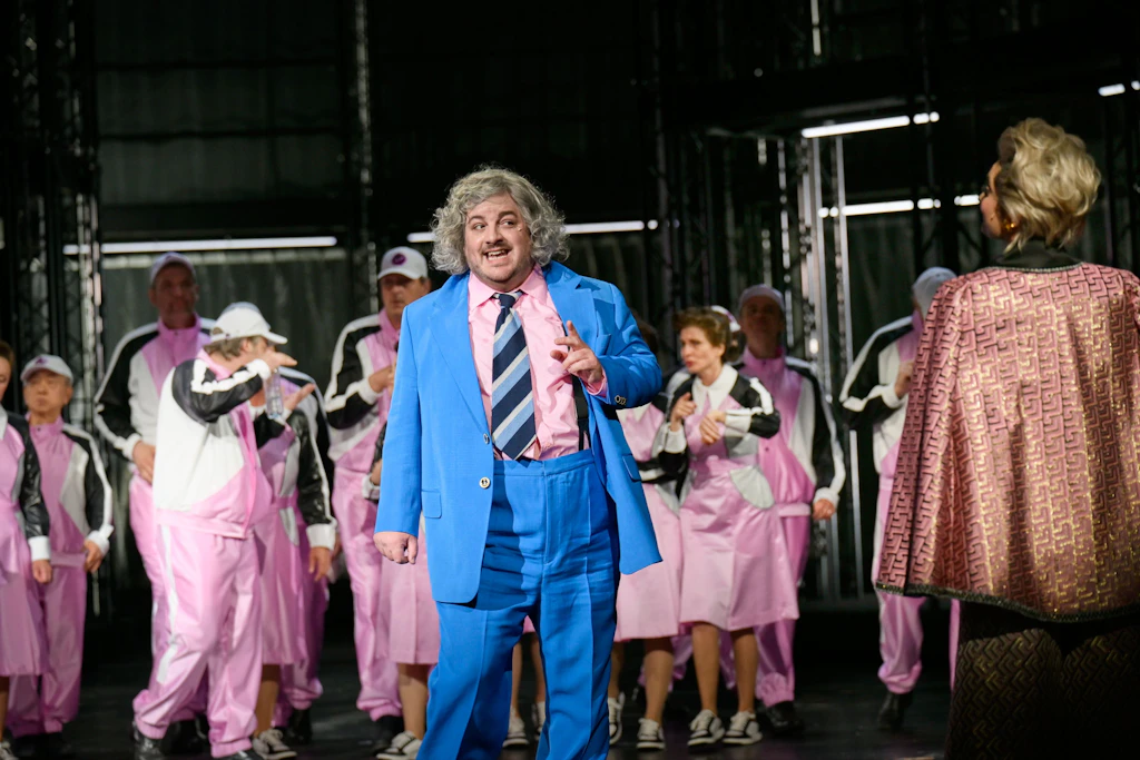 „Zar und Zimmermann“ von Albert Lortzing in der Deutschen Oper, in der Mitte: Patrick Zielke als van Bett