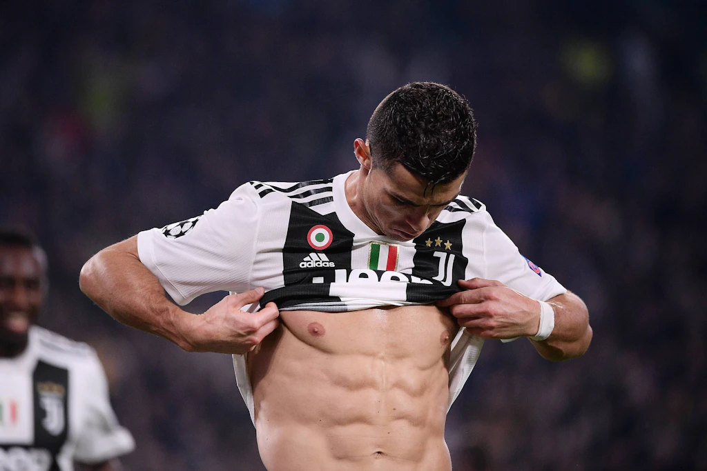 Seit 2004 wird das Blankziehen auf dem Platz mit einer Gelben Karte quittiert. Christiano Ronaldo findet trotzdem Wege, sein Sixpack mit der Welt zu teilen.