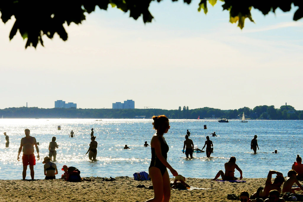 Bei Sonne und Hitze zieht es die Berliner an die Seen. Doch an einigen Badestellen warnt das Lageso derzeit vor Zerkarien und Algen.