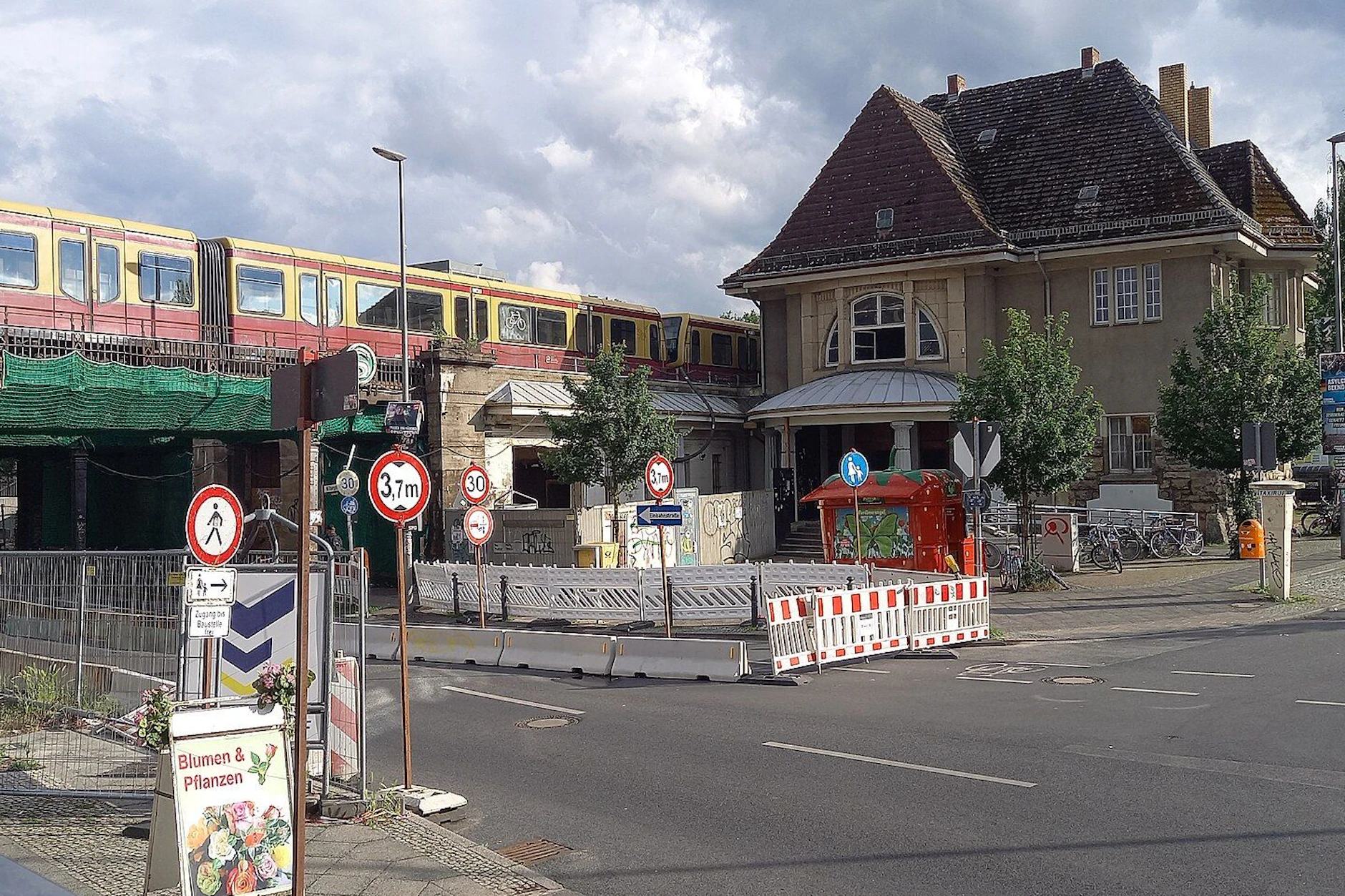 Die Baustelle an der Wiltbergstraße in Berlin Buch raubt Anwohnern und Pendlern den letzten Nerv.