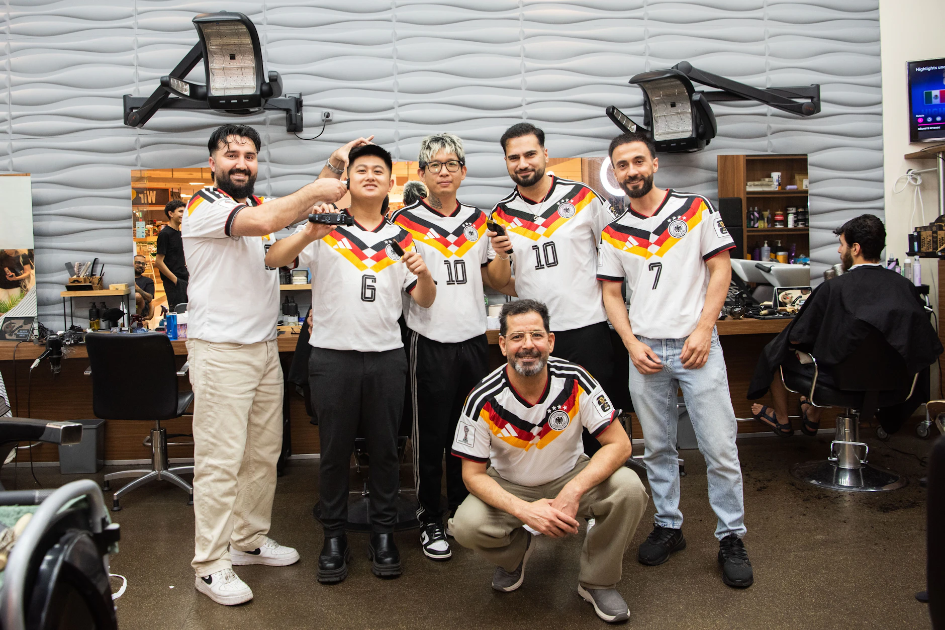 Seit WM-Beginn trägt das Team vom Friseursalon „La Bella“ Deutschlandtrikots während der Arbeit.