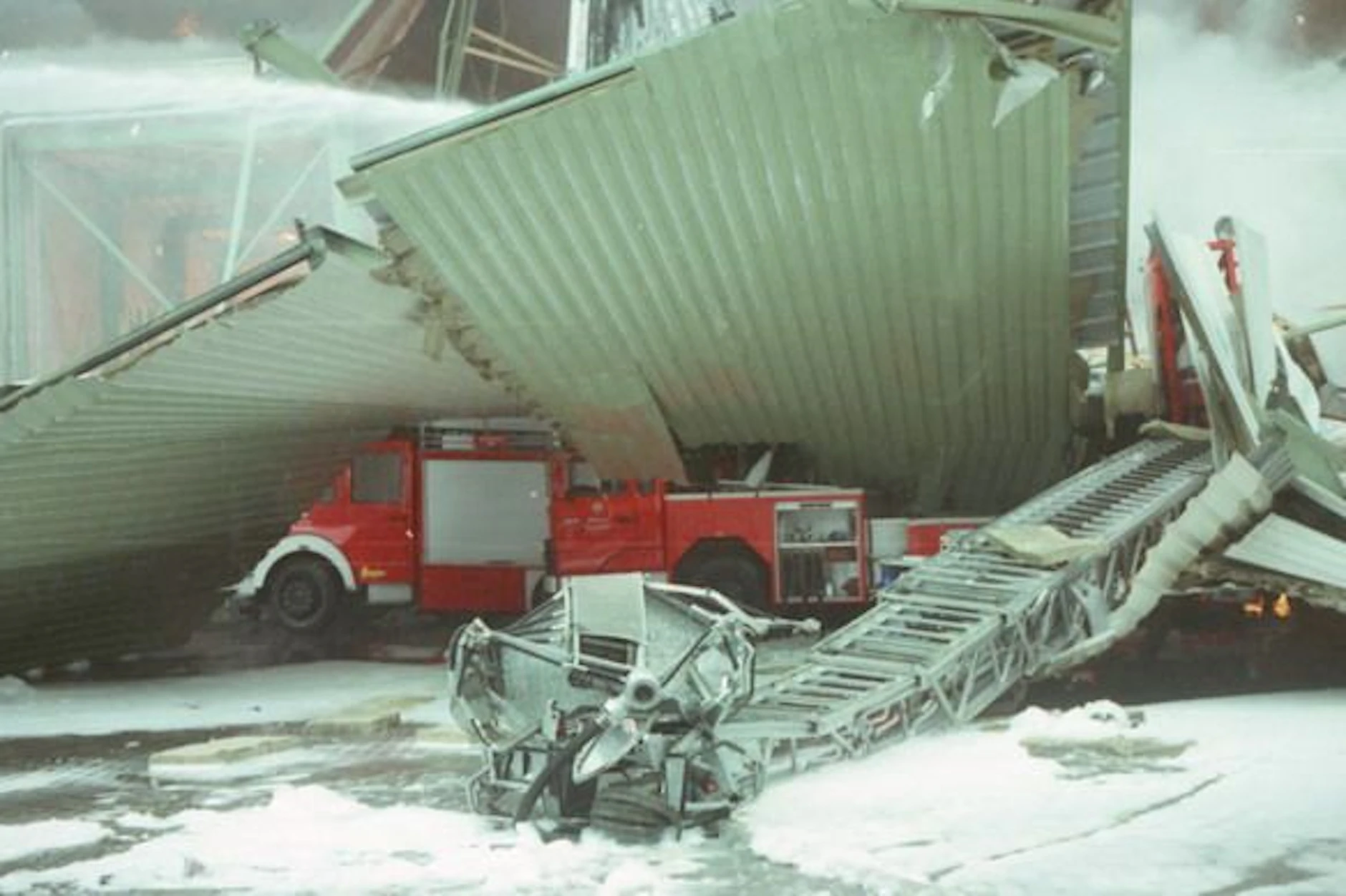 Archivbild von 1991: Bei diesem dramatischen Feuerwehreinsatz sind zwei Einsatzkräfte ums Leben gekommen. Sie werden nun endlich geehrt.