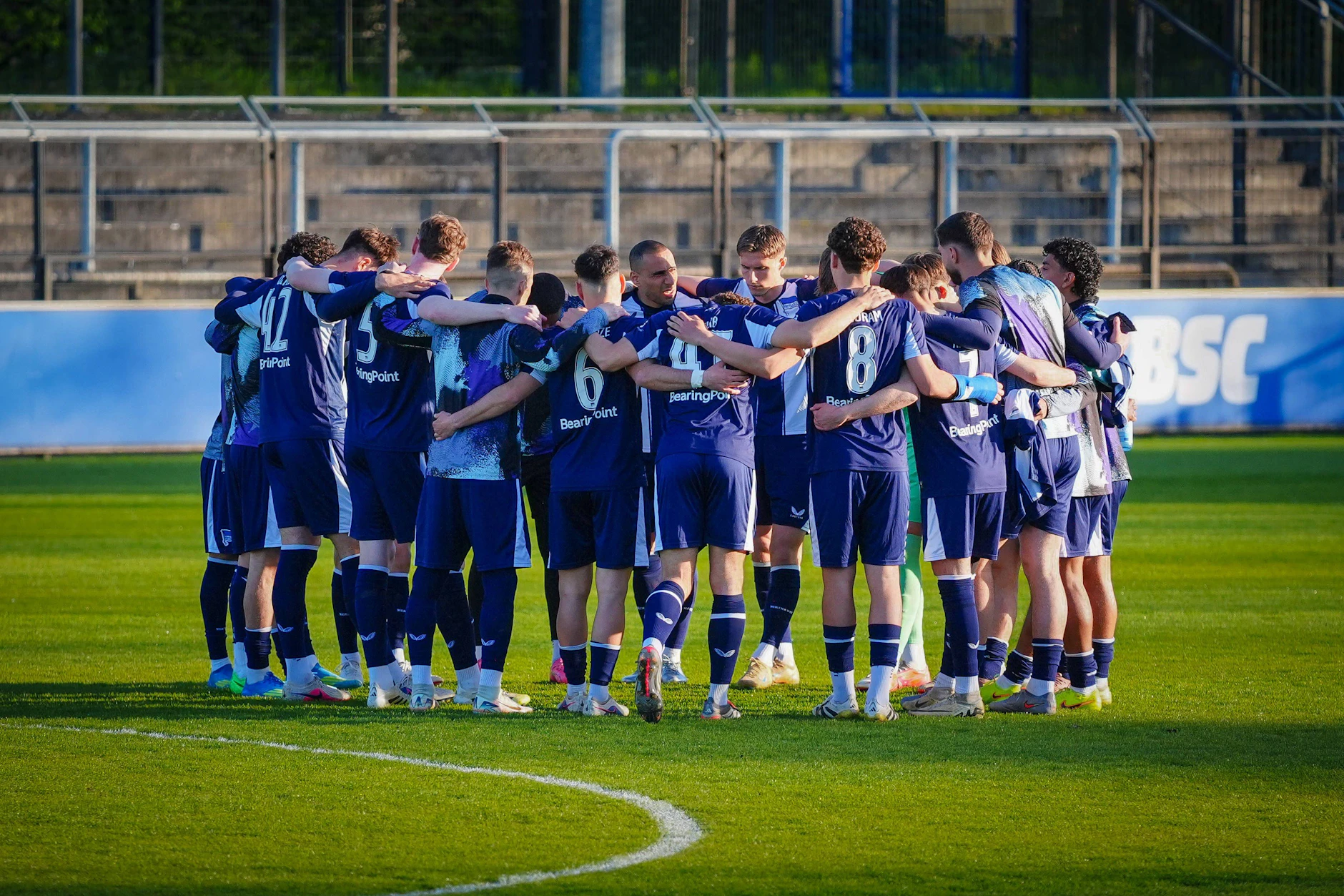 Herthas Nachwuchsteam versammelt sich im Kreis. Nur durch Teamgeist spielt Hertha BSC II als einzige Mannschaft Deutschlands seit 32 Jahren ununterbrochen in der Regionalliga.