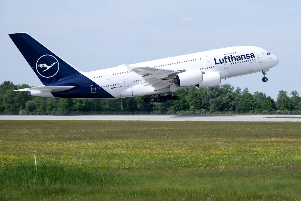 Eine Lufthansa-Maschine des Typs Airbus A380 startet in Frankfurt am Main nach Boston.