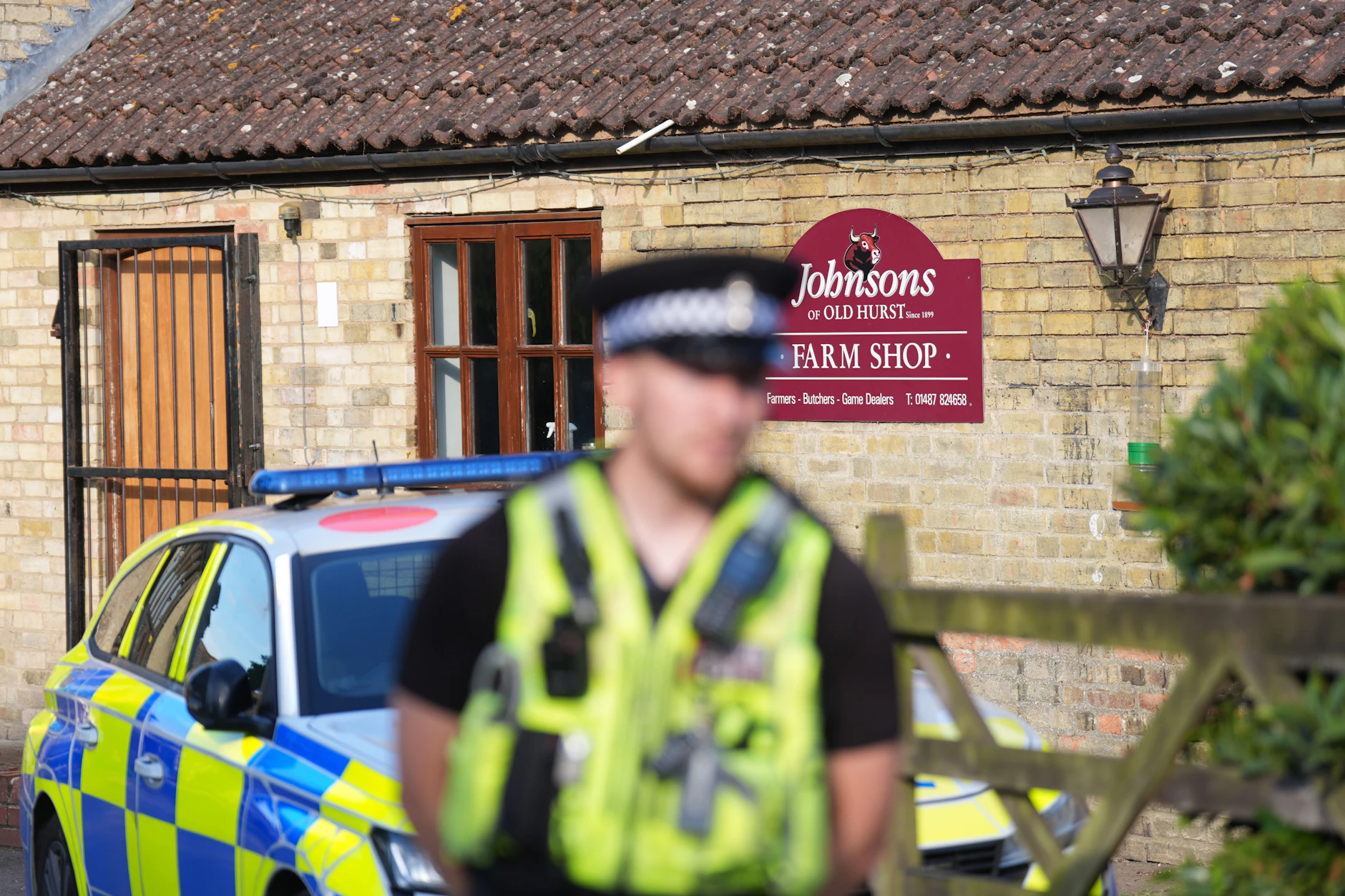 Polizei bei „Johnson’s of Old Hurst“ in Huntingdonshire, wo ein Mann einen dreijährigen Junge im Zoo in ein Krokodilgehege geworfen haben soll.