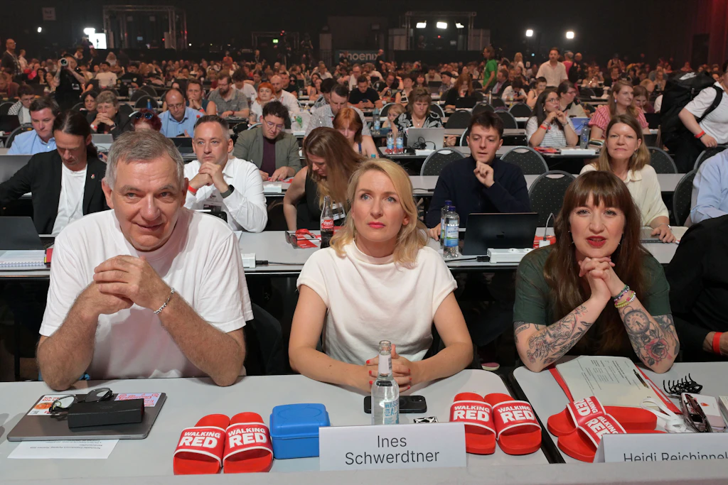 Ines Schwerdtner (M.) und Jan van Aken, die Vorsitzenden der Linken, mit Fraktionschefin Heidi Reichinnek auf dem Bundesparteitag in Potsdam.