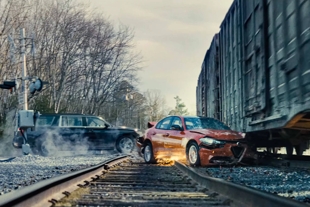 Ein Güterzug schleift den Wagen über die Gleise. Mehr Abwechslung gönnt der Film seiner Dauerverfolgung nicht.