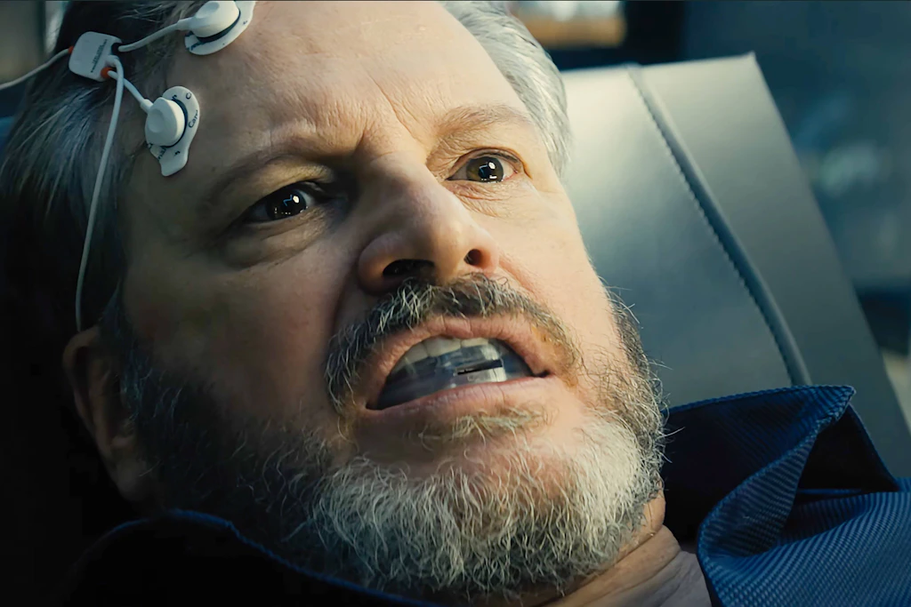 Wardex-Chef Noah Scanlon (Colin Firth) zapft im Behandlungsstuhl die Macht des außerirdischen Artefakts an.