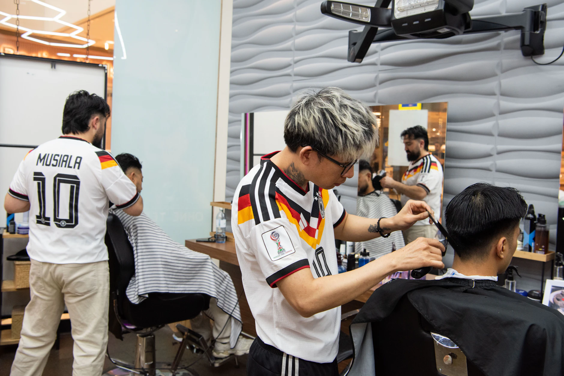 Haare schneiden macht im Trikot nochmal mehr Spaß.