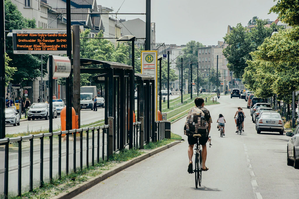 Radfahrer fahren über die leere Berliner Allee. Anwohner und Aktivisten veranstalten auf der Kreuzung Berliner Allee/Pistoriusstraße im Berliner Bezirk Weißensee einen Aktionstag zur Verkehrswende mit einer autofreien Zone rund um die Straßenkreuzung.