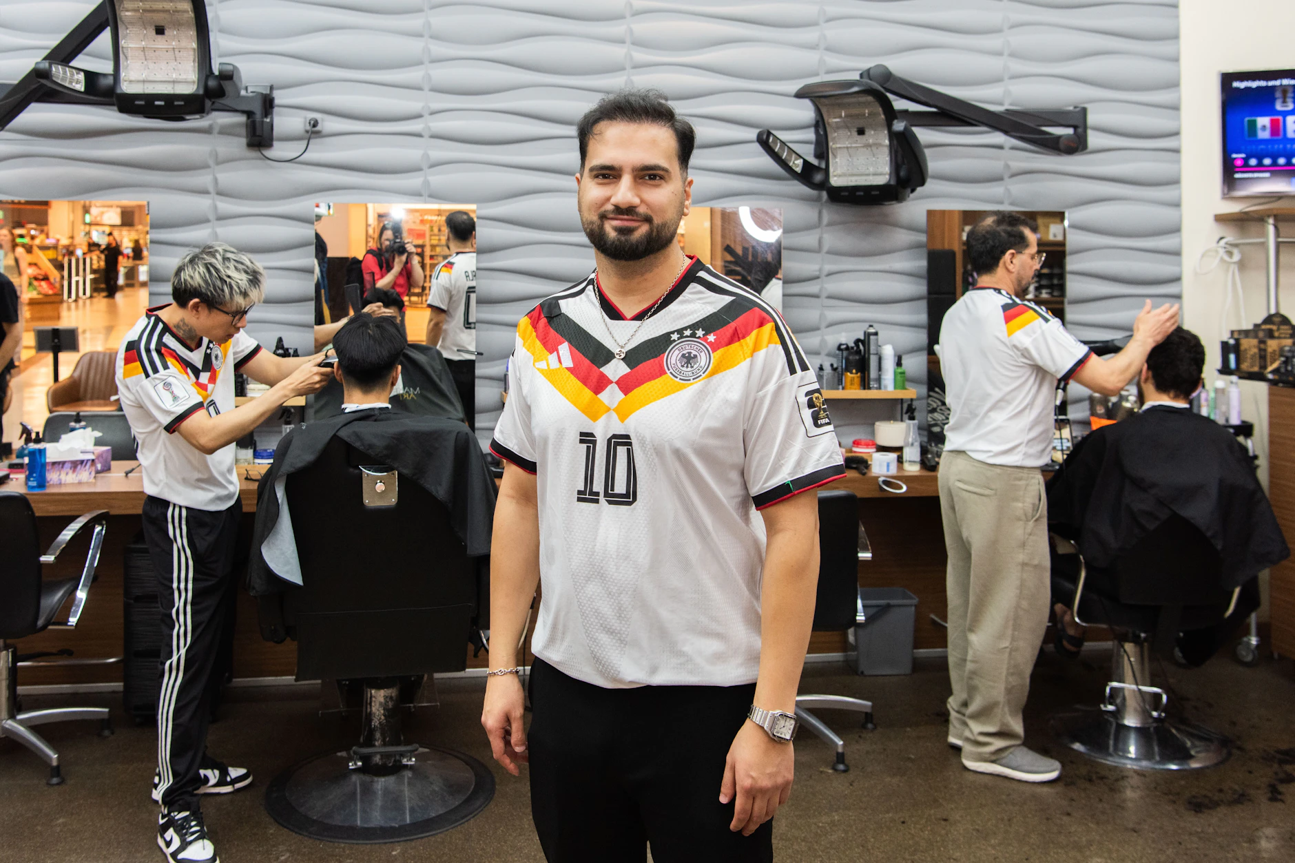 Mehevan (27) führt den Laden im ALEXA am Alexanderplatz seit sechs Jahren.