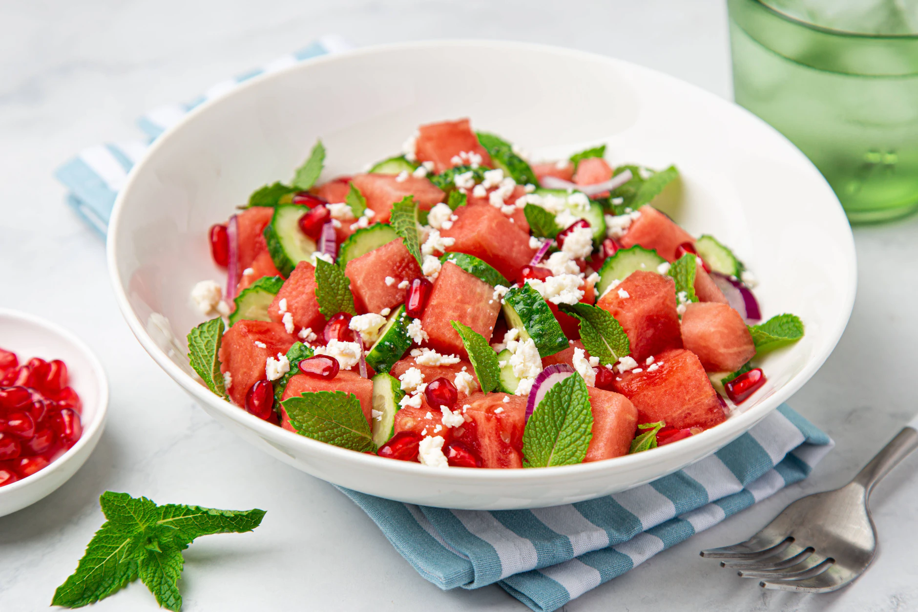 Supererfrischend an heißen Tagen: Dieser Sommersalat aus Wassermelone, Gurke-, Feta- und Minze ist ein perfektes Gericht für heiße Tage – und passt auch zum Grillen.